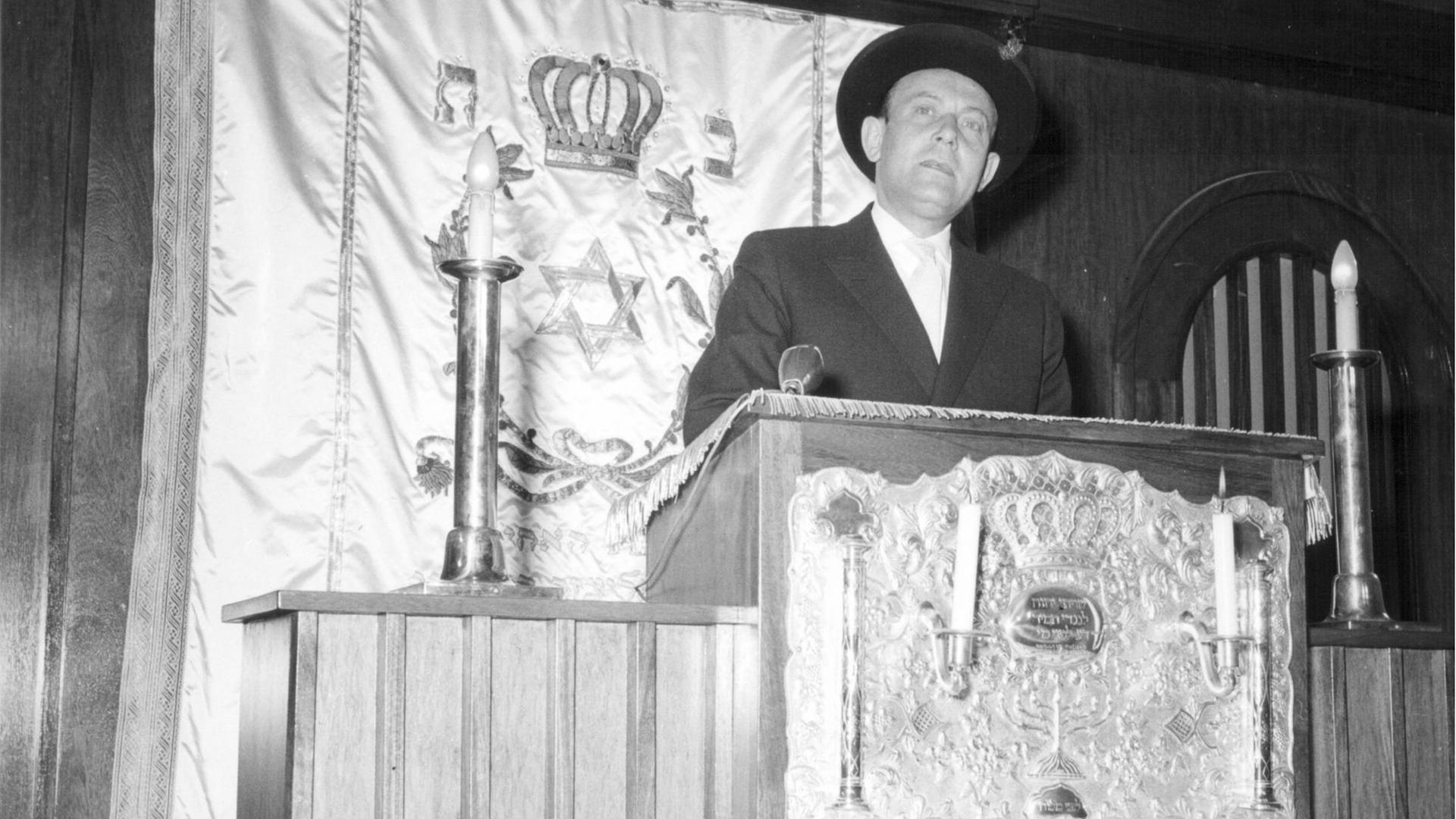Heinz Galinski weiht am 22. April 1959 die Synagoge am Fraenkelufer in Berlin-Kreuzberg ein. Heinz Galinski weiht am 22. April 1959 die Synagoge am Fraenkelufer in Berlin-Kreuzberg ein.