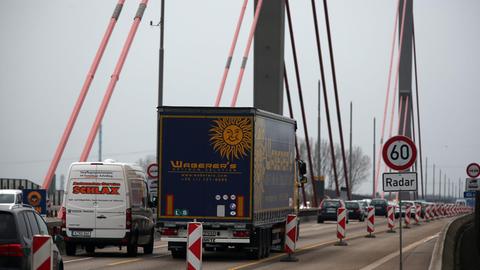 Lkw und Autos fahren über die Autobahnbrücke der A1 in Leverkusen.