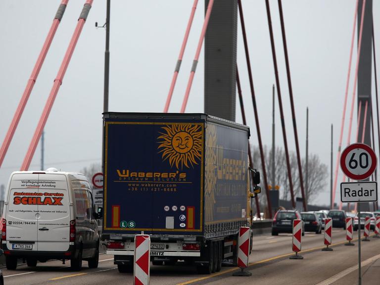 Ein Lkw fährt am 26.11.2014 in Leverkusen (Nordrhein-Westfalen) über die Autobahnbrücke der A1