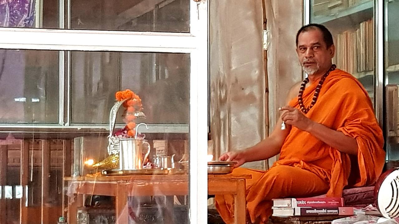 Porträt des hinduistischen Priesters Swami Sadanand Sarasvati in leuchtend orangem Gewand Porträt des hinduistischen Priesters Swami Sadanand Sarasvati in leuchtend orangem Gewand