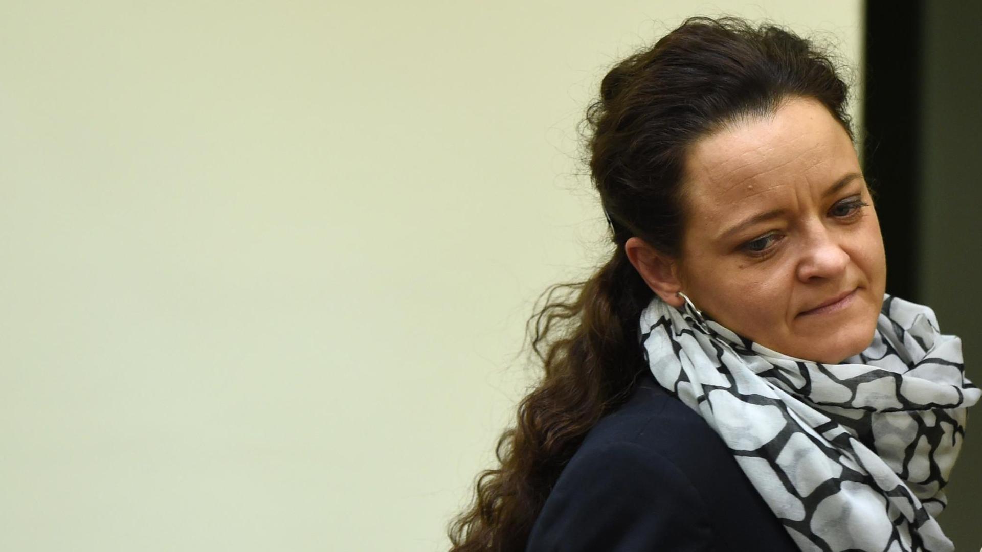 Die mutmaßliche Rechtsterroristin Beate Zschäpe im OLG München. Die mutmaßliche Rechtsterroristin Beate Zschäpe im OLG München.