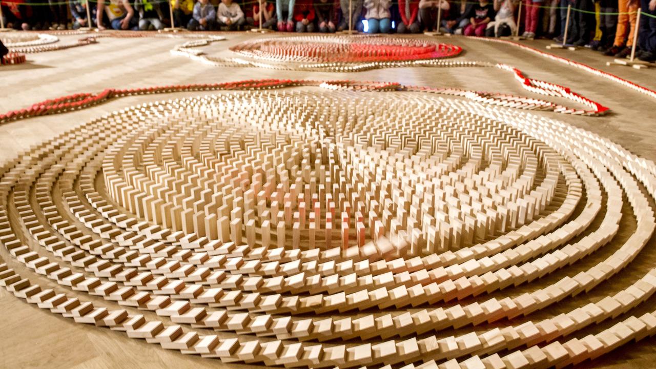 Weltrekordversuch in Trutnov, Tschechien: 12.654 hölzerne Dominosteine wurden verbaut.
