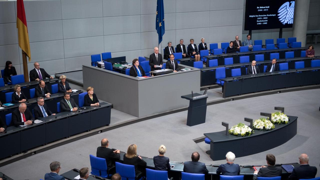 Bundestagspräsident Norbert Lammert (CDU) eröffnet am 22.06.2017 die Sitzung des Deutschen Bundestages in Berlin mit einer Rede zum Gedenken an den verstorbenen ehemaligen Bundeskanzler Helmut Kohl. Bundestagspräsident Norbert Lammert (CDU) eröffnet am 22.06.2017 die Sitzung des Deutschen Bundestages in Berlin mit einer Rede zum Gedenken an den verstorbenen ehemaligen Bundeskanzler Helmut Kohl.