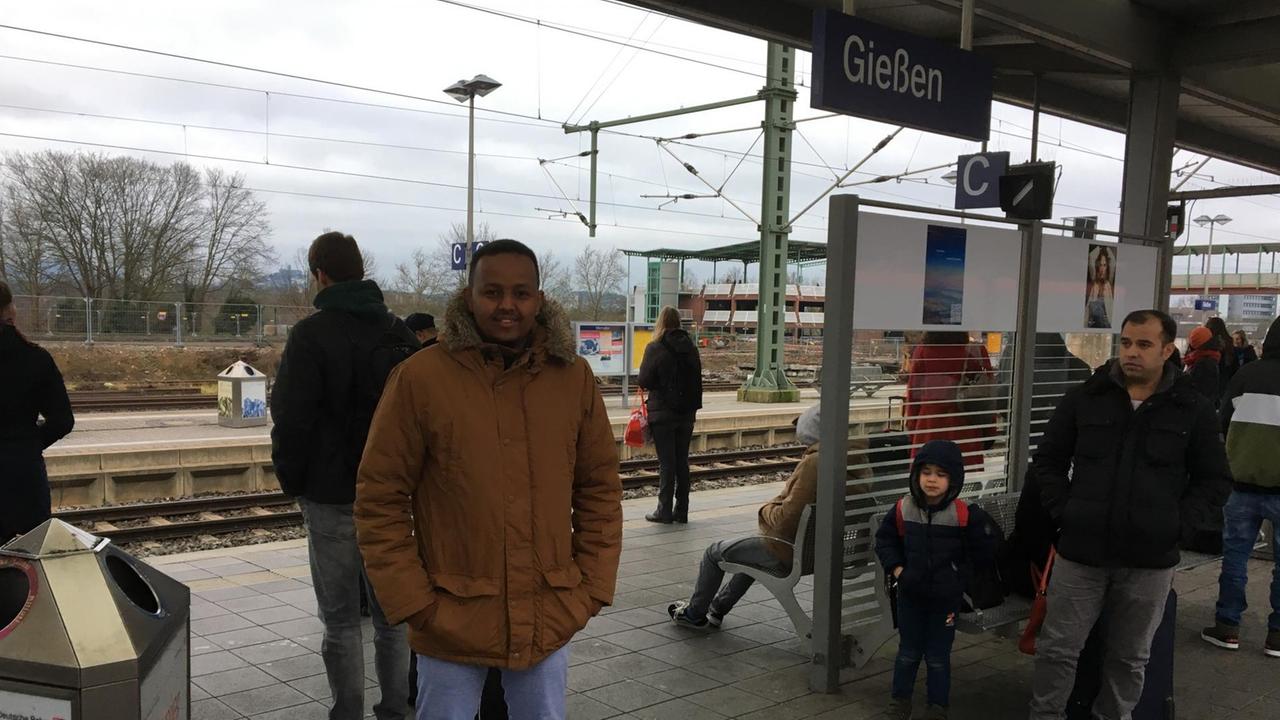 Hamse Abdirahman kam 2013 als unbegleiteter minderjähriger Flüchtling aus Somalia nach Deutschland. Anfang 2018 wohnt er im hessischen Biedenkopf und ist dort im dritten Lehrjahr zum Verfahrensmechaniker. Hamse Abdirahman kam 2013 als unbegleiteter minderjähriger Flüchtling aus Somalia nach Deutschland. Anfang 2018 wohnt er im hessischen Biedenkopf und ist dort im dritten Lehrjahr zum Verfahrensmechaniker.