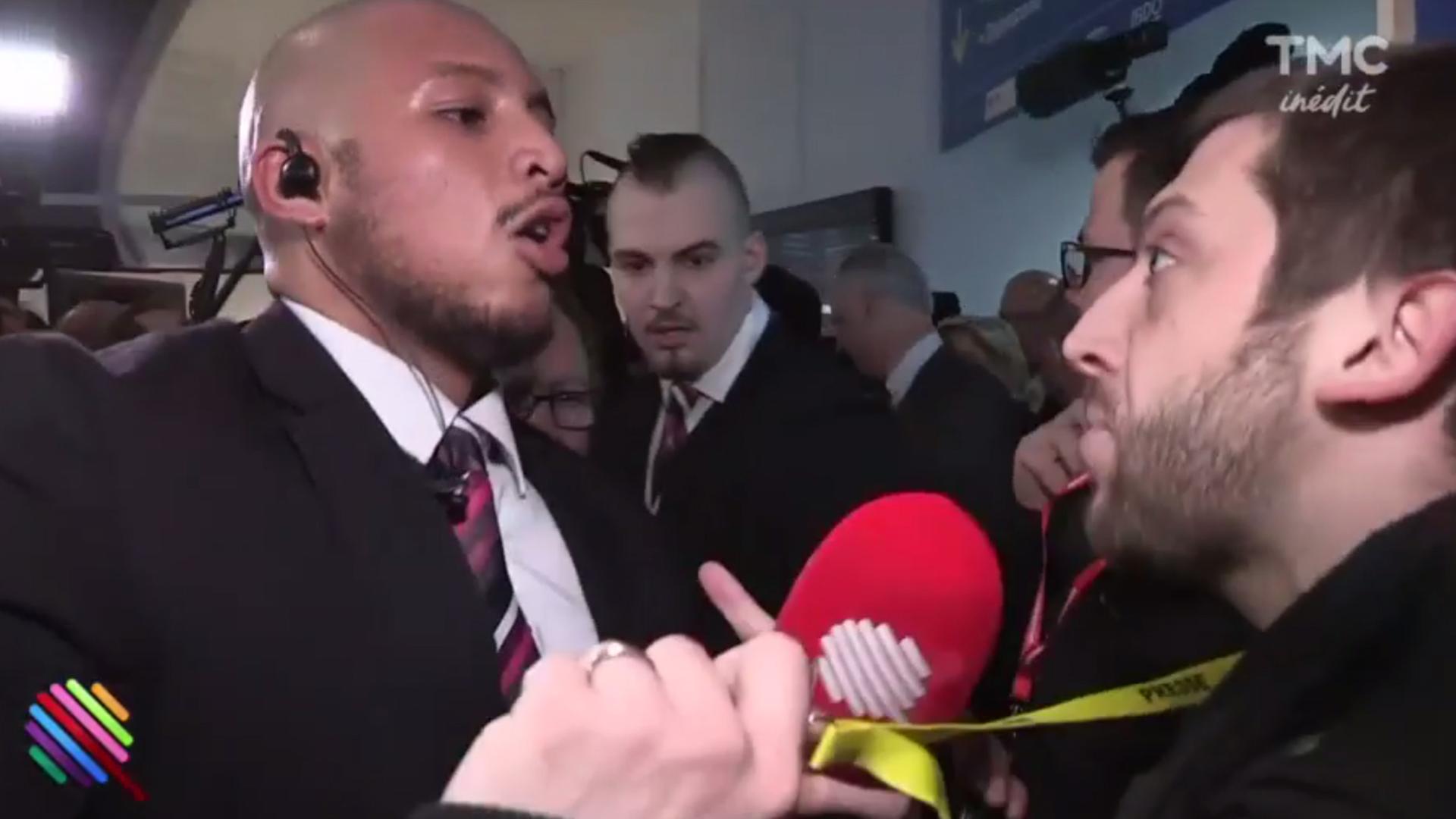 Der französische Reporter Paul Larrouturou wird nach einer Frage an Marine Le Pen gewaltsam von der Veranstaltung entfernt. Der französische Reporter Paul Larrouturou wird nach einer Frage an Marine Le Pen gewaltsam von der Veranstaltung entfernt.