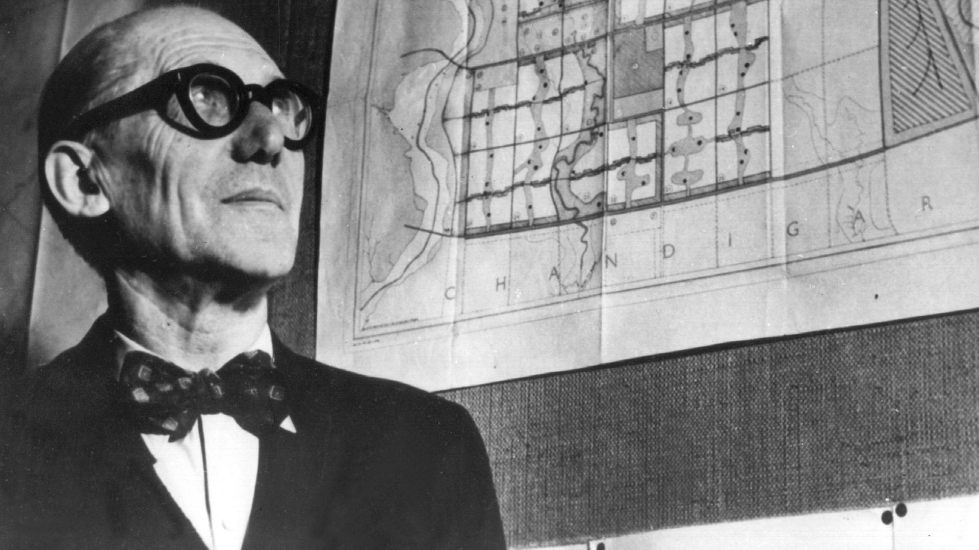 Der französisch-schweizerische Architekt und Städteplaner Le Corbusier steht im März 1953 neben seinem Plan für eine neue Hauptstadt im indischen Bundes staat Punjab. Der französisch-schweizerische Architekt und Städteplaner Le Corbusier steht im März 1953 neben seinem Plan für eine neue Hauptstadt im indischen Bundes staat Punjab.
