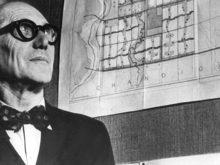 Der französisch-schweizerische Architekt und Städteplaner Le Corbusier steht im März 1953 neben seinem Plan für eine neue Hauptstadt im indischen Bundes staat Punjab.
