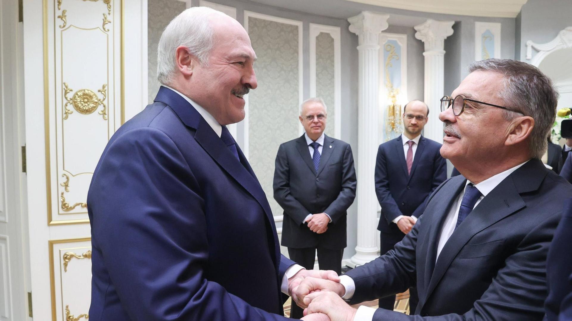 Das Foto wurde am 11. Januar 2021 aufgenommen. Zu sehen ist der Präsident von Belarus Alexander Lukashenko und der Prädident des internationalen Eishockeyverbands Rene Fasel. Sie geben sich die Hand.