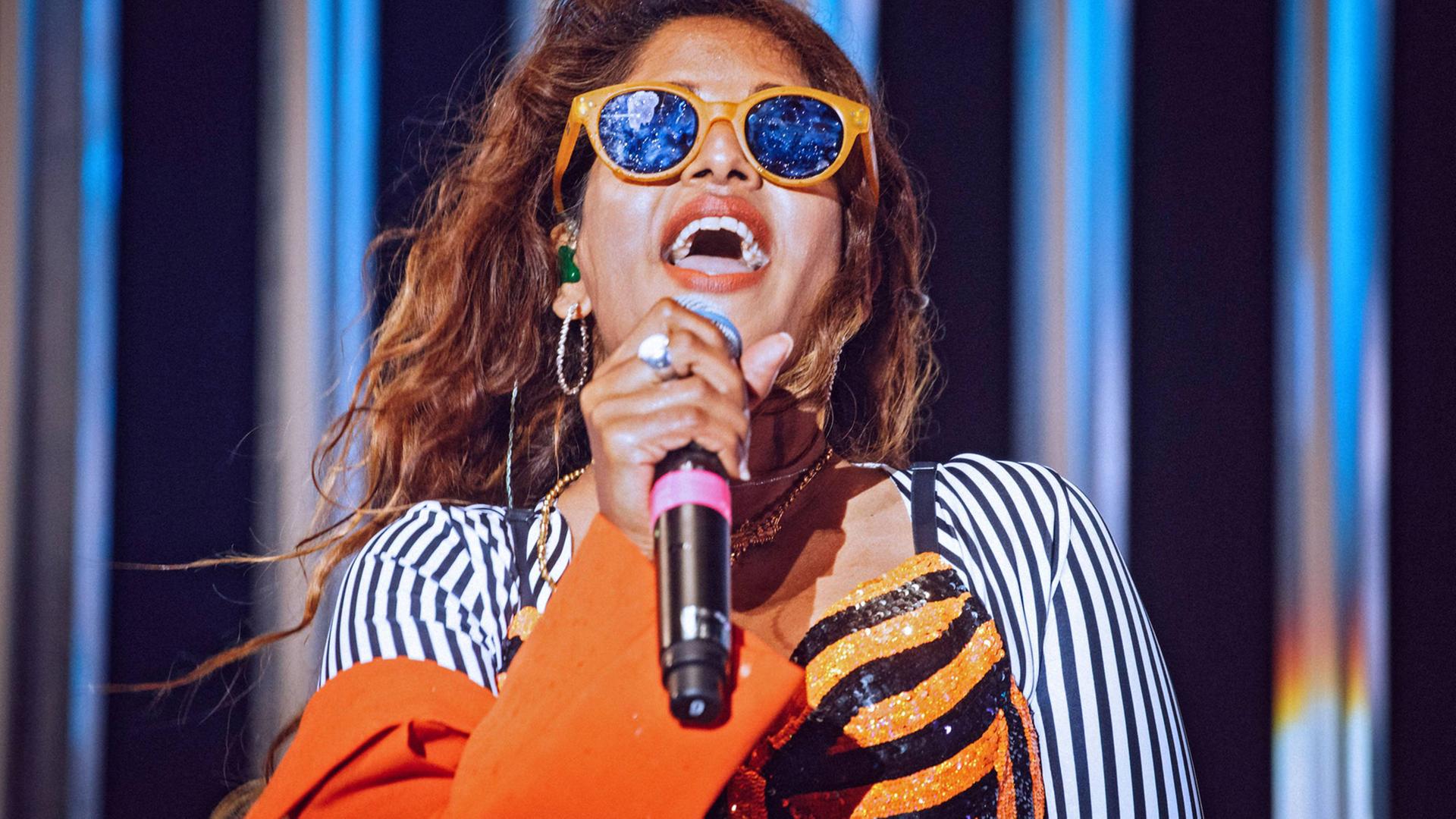 Sängerin M.I.A. bei einem Auftritt auf dem Melt-Festival 2016 in Sachsen-Anhalt Sängerin M.I.A. bei einem Auftritt auf dem Melt-Festival 2016 in Sachsen-Anhalt
