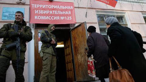 Zwei Frauen auf dem Weg in ein Wahllokal in Donezk.