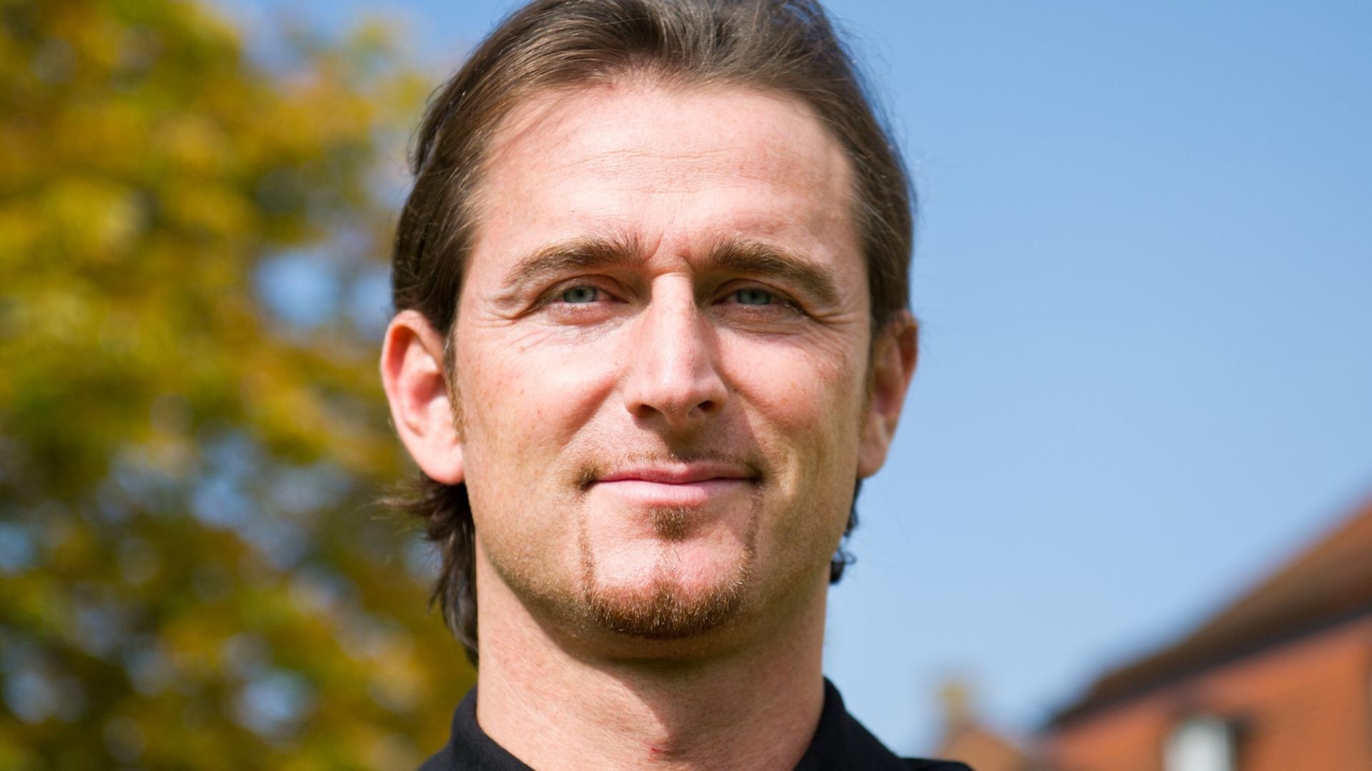 Der ehemalige Bundesliga-Torwart Heinz Müller lächelt in die Kamera. Der ehemalige Bundesliga-Torwart Heinz Müller lächelt in die Kamera.