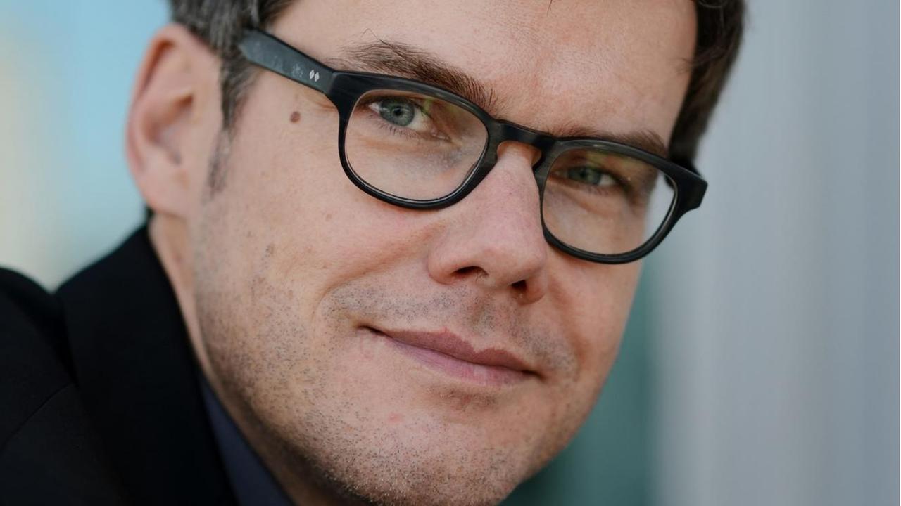 Porträt des Journalisten Ralph Bollmann, aufgenommen am 10.10.2013 auf der Frankfurter Buchmesse. Er trägt ein dunkles Jackett, graues Hemd und eine dunkle Brille. Porträt des Journalisten Ralph Bollmann, aufgenommen am 10.10.2013 auf der Frankfurter Buchmesse. Er trägt ein dunkles Jackett, graues Hemd und eine dunkle Brille.