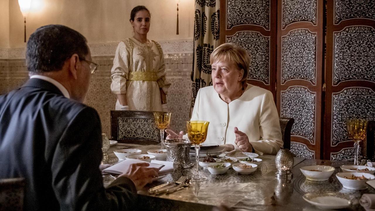Marrakesch: Bundeskanzlerin Angela Merkel (CDU) sitzt bei einem gemeinsamen Abendessen gegenüber des marrokanischen Regierungschefs Saad Eddine El Othmani. Bundeskanzlerin Angela Merkel (CDU) nimmt an der UN-Konferenz zur Annahme des Migrationspaktes in Marokko teil. Marrakesch: Bundeskanzlerin Angela Merkel (CDU) sitzt bei einem gemeinsamen Abendessen gegenüber des marrokanischen Regierungschefs Saad Eddine El Othmani. Bundeskanzlerin Angela Merkel (CDU) nimmt an der UN-Konferenz zur Annahme des Migrationspaktes in Marokko teil.