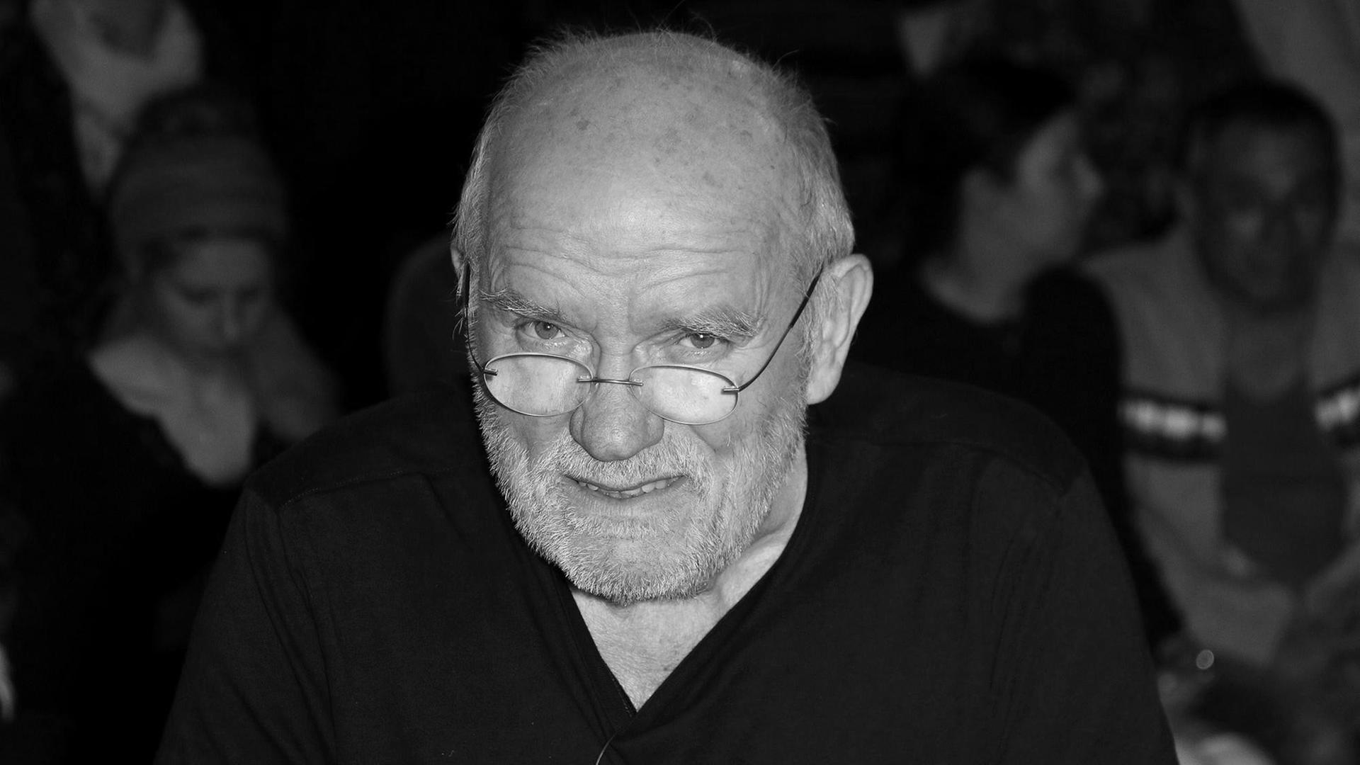 Der Fotograf Peter Lindbergh schaut über seine Brille hinweg frontal in die Kamera. Der Fotograf Peter Lindbergh schaut über seine Brille hinweg frontal in die Kamera.