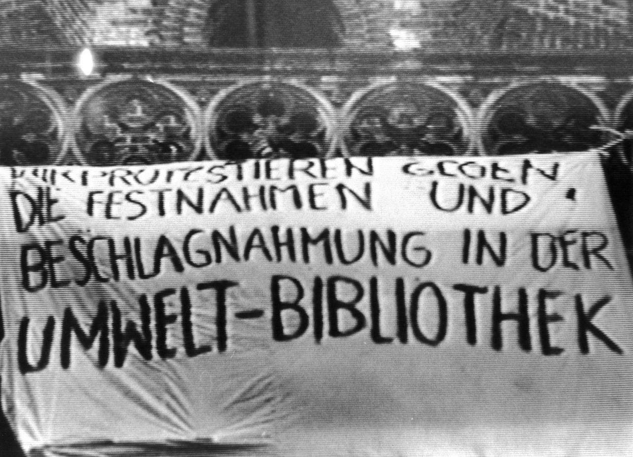 Ein am 27.11.1987 am Turm der Zions-Kirche angebrachtes Protest-Plakat. Ein Team des ZDF wurde bei Dreharbeiten während dieser Aktion von zivilen Sicherheitsbeamten massiv behindert. Ein am 27.11.1987 am Turm der Zions-Kirche angebrachtes Protest-Plakat. Ein Team des ZDF wurde bei Dreharbeiten während dieser Aktion von zivilen Sicherheitsbeamten massiv behindert.