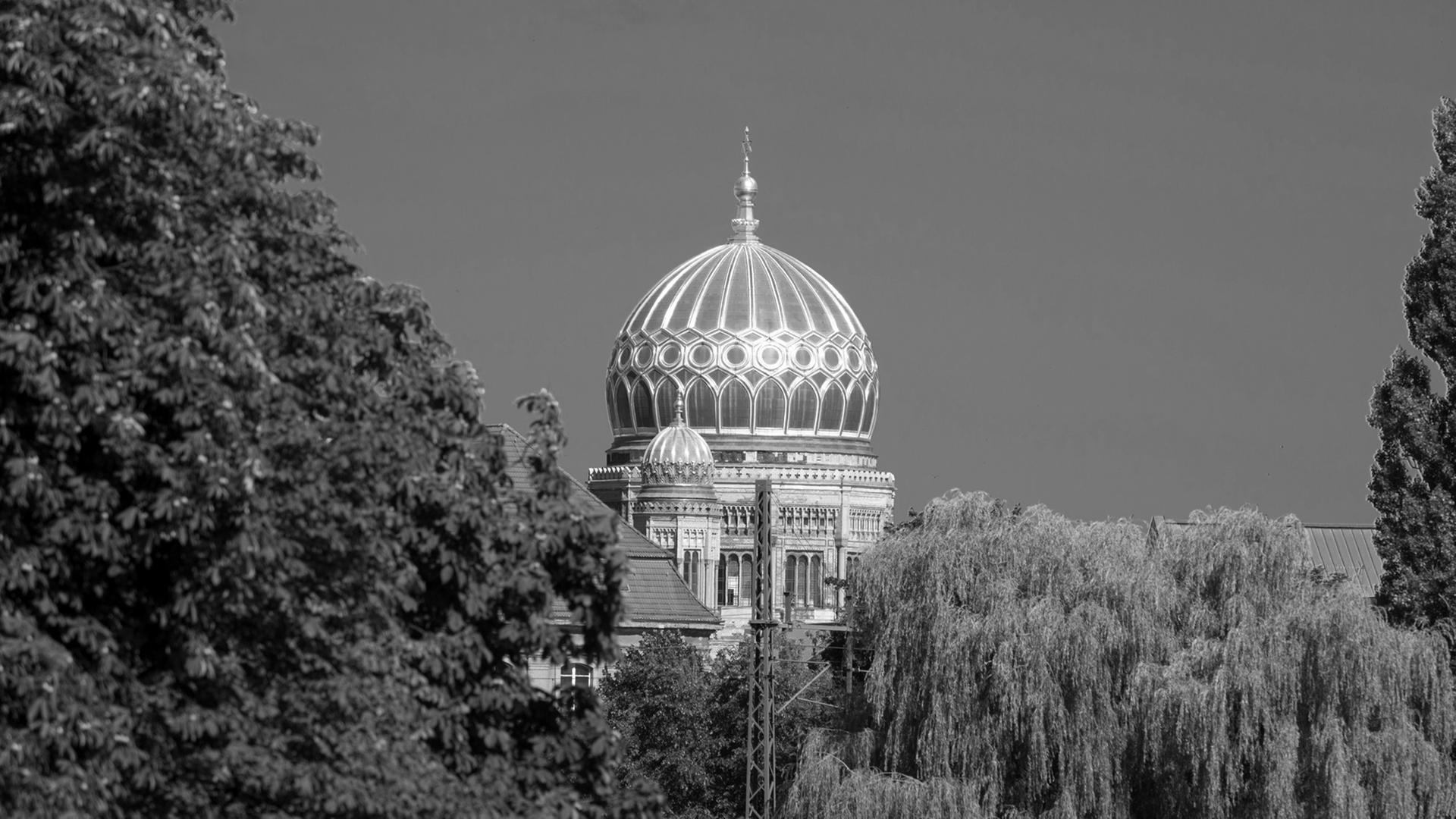 Die Kuppel der Jüdischen Synagoge in der Oranienburger Straße, aufgenommen am 23.07.2014 in Berlin. Die Kuppel der Jüdischen Synagoge in der Oranienburger Straße, aufgenommen am 23.07.2014 in Berlin.