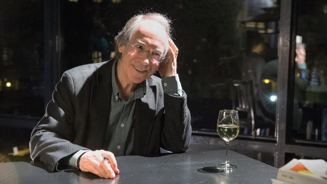 Der britische Schriftsteller Ian McEwan signiert am 25.01.2015 in Berlin Bücher. McEwan stellt im Rahmen der Reihe "Ein Tag mit..." bei den Berliner Festspielen seinen neuen Roman "Kindeswohl" vor. Der britische Schriftsteller Ian McEwan signiert am 25.01.2015 in Berlin Bücher. McEwan stellt im Rahmen der Reihe "Ein Tag mit..." bei den Berliner Festspielen seinen neuen Roman "Kindeswohl" vor.