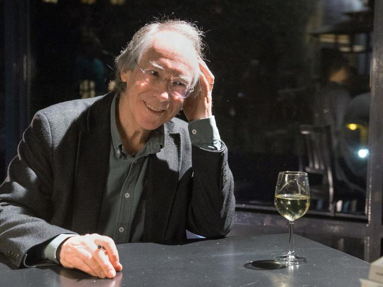 Der britische Schriftsteller Ian McEwan signiert am 25.01.2015 in Berlin Bücher. McEwan stellt im Rahmen der Reihe "Ein Tag mit..." bei den Berliner Festspielen seinen neuen Roman "Kindeswohl" vor.
