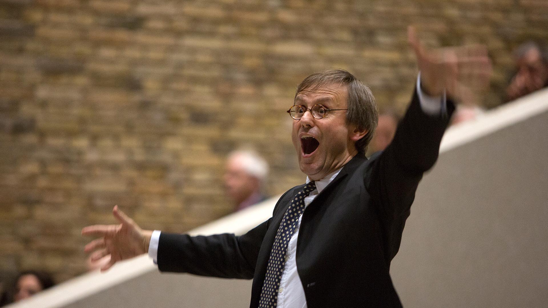 Simon Halsey dirigiert den "LeaderChor Berlin". Simon Halsey dirigiert den "LeaderChor Berlin".
