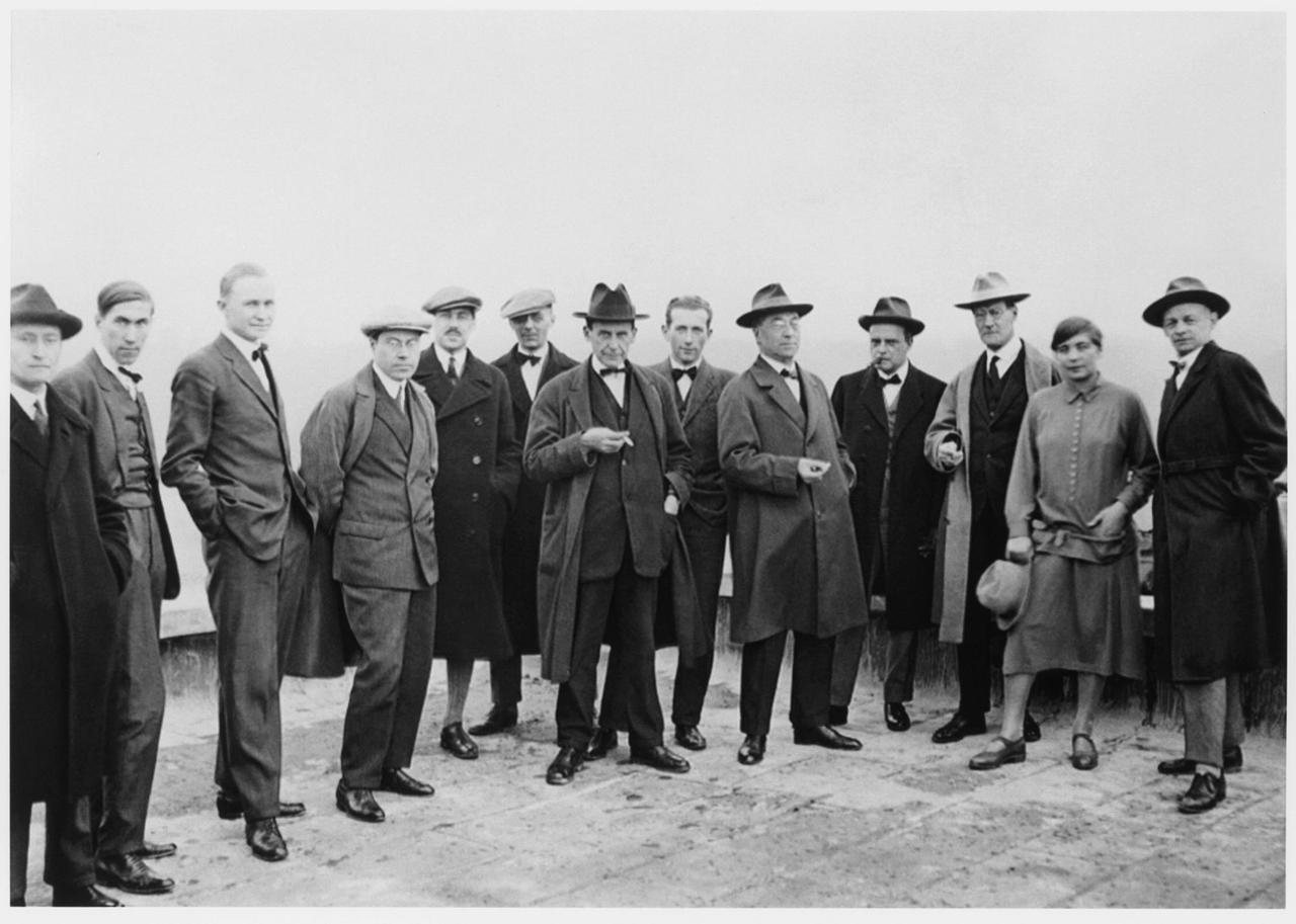 Gruppenaufnahme der Bauhausmeister in Dessau (1926): v. l. n. r: Josef Albers, Hinnerk Scheper, Georg Muche, László Moholy-Nagy, Herbert Bayer, Joost Schmidt, Walter Gropius, Marcel Breuer, Wassily Kandinsky, Paul Klee, Lyonel Feininger, Gunta Stölzl und Oskar Schlemmer. Gruppenaufnahme der Bauhausmeister in Dessau (1926): v. l. n. r: Josef Albers, Hinnerk Scheper, Georg Muche, László Moholy-Nagy, Herbert Bayer, Joost Schmidt, Walter Gropius, Marcel Breuer, Wassily Kandinsky, Paul Klee, Lyonel Feininger, Gunta Stölzl und Oskar Schlemmer.