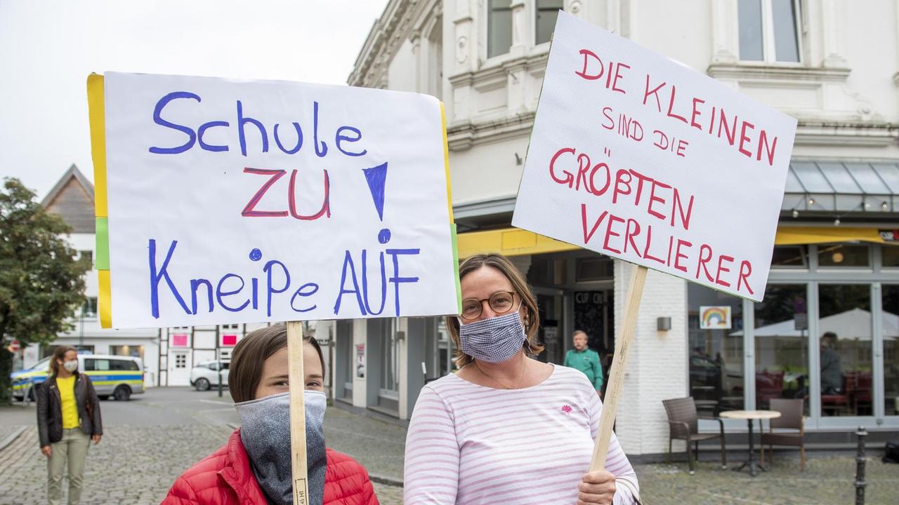 Durch den Ausbruch bei Tönnies sind alle Schulen und Kindergärten im Kreis Gütersloh geschlossen worden. Durch den Ausbruch bei Tönnies sind alle Schulen und Kindergärten im Kreis Gütersloh geschlossen worden.