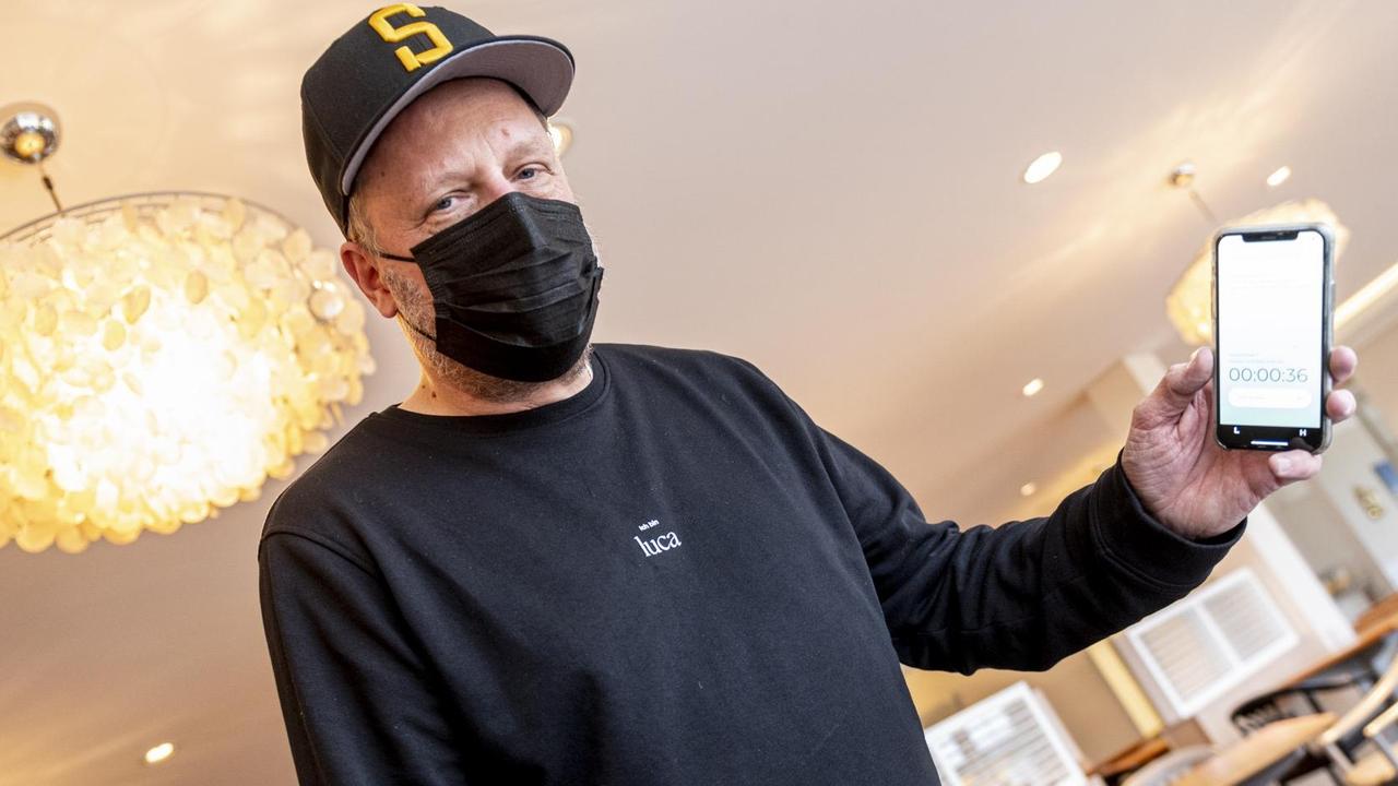 Rapper Smudo demonstriert auf seinem Smartphone die funktionsweise der App "Luca". Rapper Smudo demonstriert auf seinem Smartphone die funktionsweise der App "Luca".