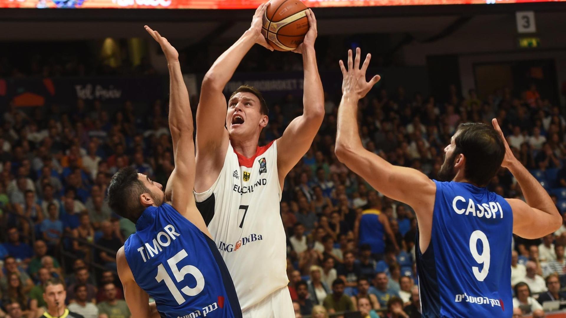 Basketball EM: Deutschland gegen Israel. Deutschlands Johannes Voigtmann (2.v.l) in Aktion gegen Timor Bar (l) und Omri Casspi aus Israel. Basketball EM: Deutschland gegen Israel. Deutschlands Johannes Voigtmann (2.v.l) in Aktion gegen Timor Bar (l) und Omri Casspi aus Israel.