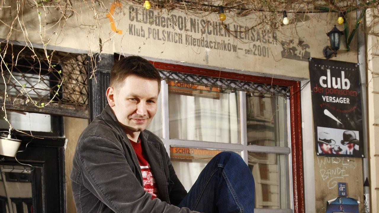 Der Satiriker Adam Gusowski hat 2001 den "Club der polnischen Versager" mitgegründet. Der Satiriker Adam Gusowski hat 2001 den "Club der polnischen Versager" mitgegründet.