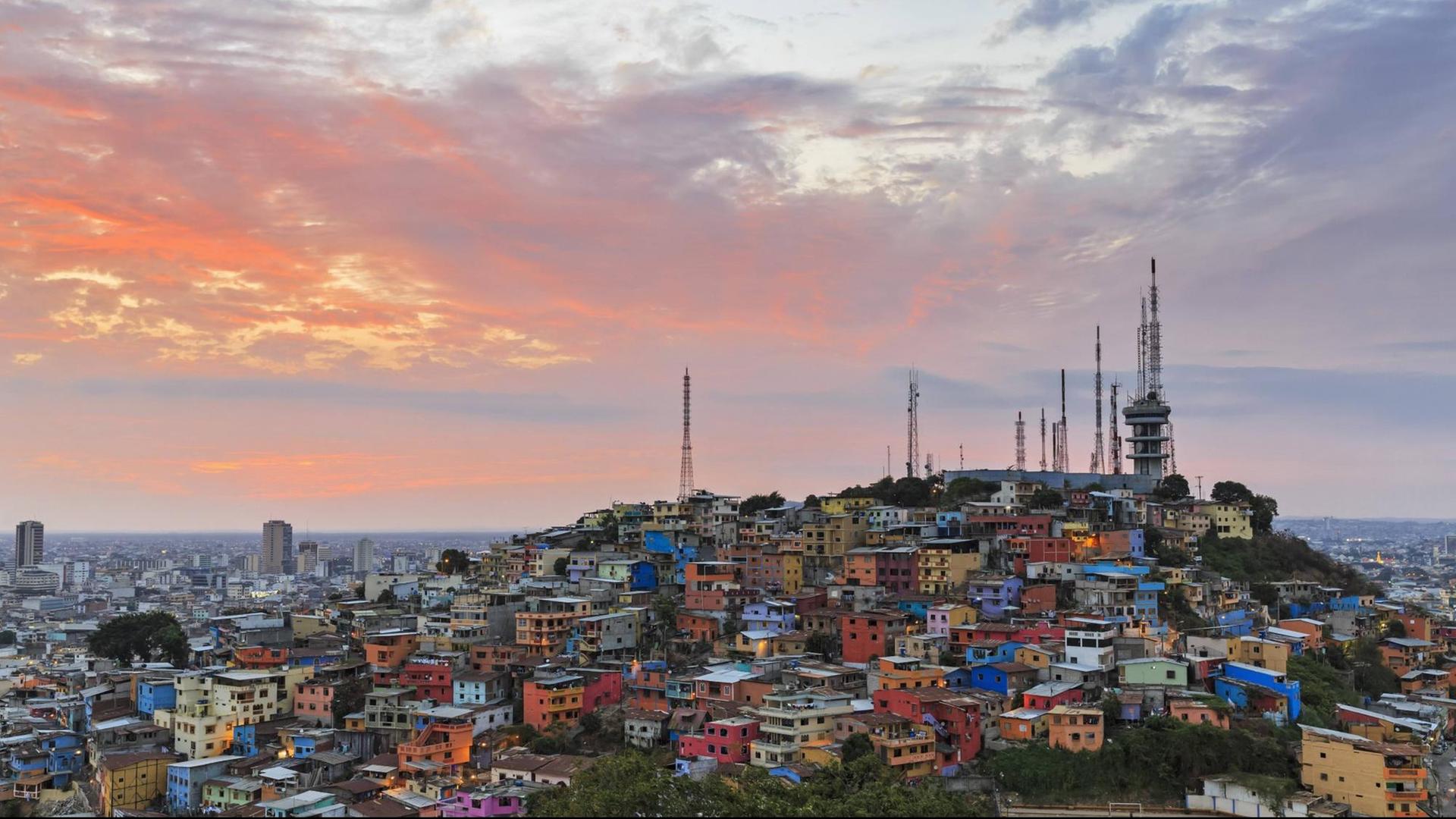 Blick auf den Berg Santa Ana Guayaquil, Ecuador. Blick auf den Berg Santa Ana Guayaquil, Ecuador.