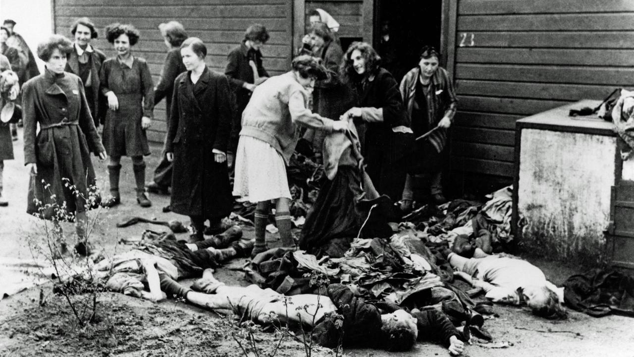KZ Bergen-Belsen. Befreite Frauen, die sich die Kleidung der Toten holen, nachdem das Lager der Allied 21st Army Group übergeben wurde. Im Lager wurden 55.000 Häftlinge - viele mit Typhus und Ruhr - gefunden. Mehr als 10.000 ehemalige Häftlinge starben nach der Befreiung. KZ Bergen-Belsen. Befreite Frauen, die sich die Kleidung der Toten holen, nachdem das Lager der Allied 21st Army Group übergeben wurde. Im Lager wurden 55.000 Häftlinge - viele mit Typhus und Ruhr - gefunden. Mehr als 10.000 ehemalige Häftlinge starben nach der Befreiung.