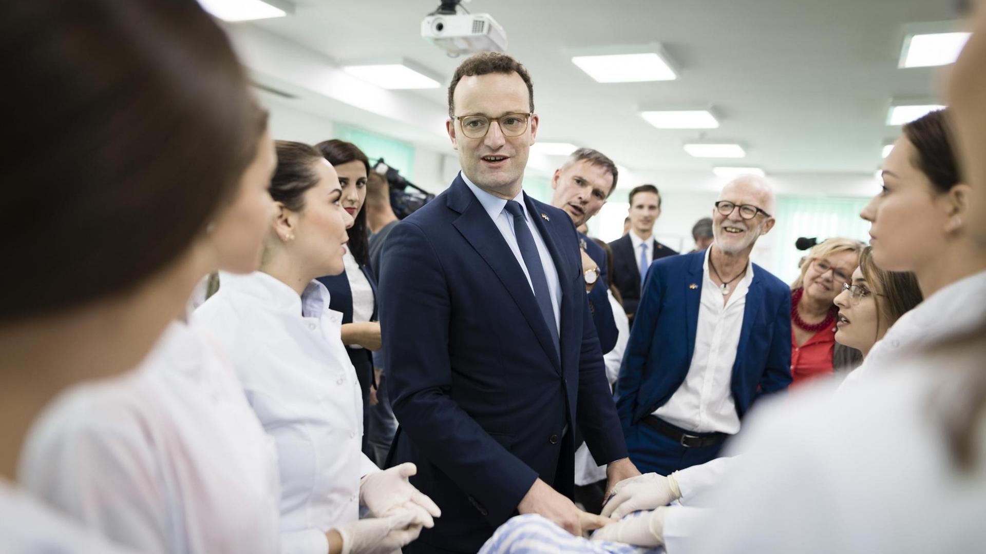 Bundesgesundheitsminister Jens Spahn (CDU) spricht mit Mitgliedern einer Pflegeklasse im Heimerer Kolleg in Pristina. Bundesgesundheitsminister Jens Spahn (CDU) spricht mit Mitgliedern einer Pflegeklasse im Heimerer Kolleg in Pristina.