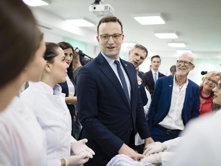 Bundesgesundheitsminister Jens Spahn (CDU) spricht mit Mitgliedern einer Pflegeklasse im Heimerer Kolleg in Pristina.