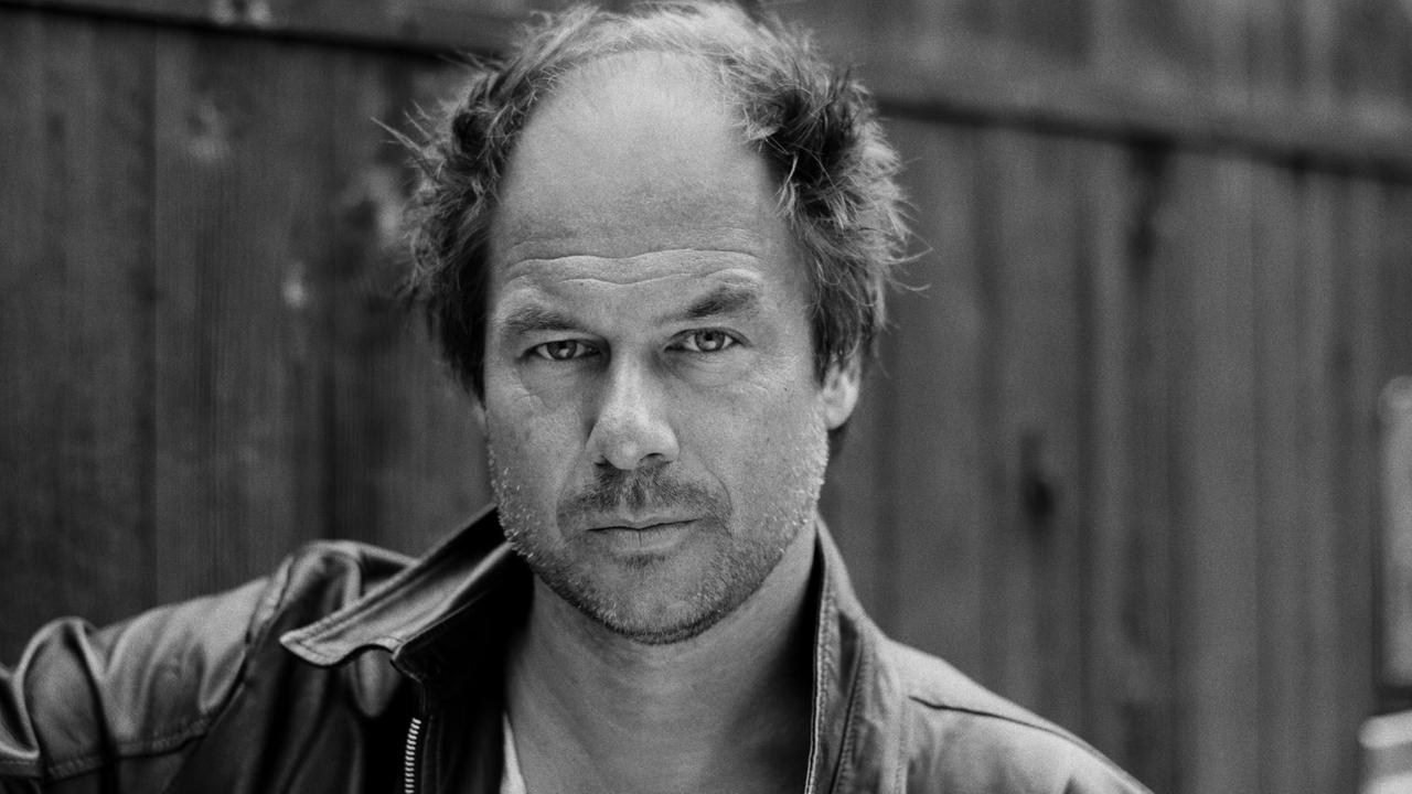 Ein Schwarz-Weiß-Portrait des Publizisten Christian Schüle. Ein Schwarz-Weiß-Portrait des Publizisten Christian Schüle.