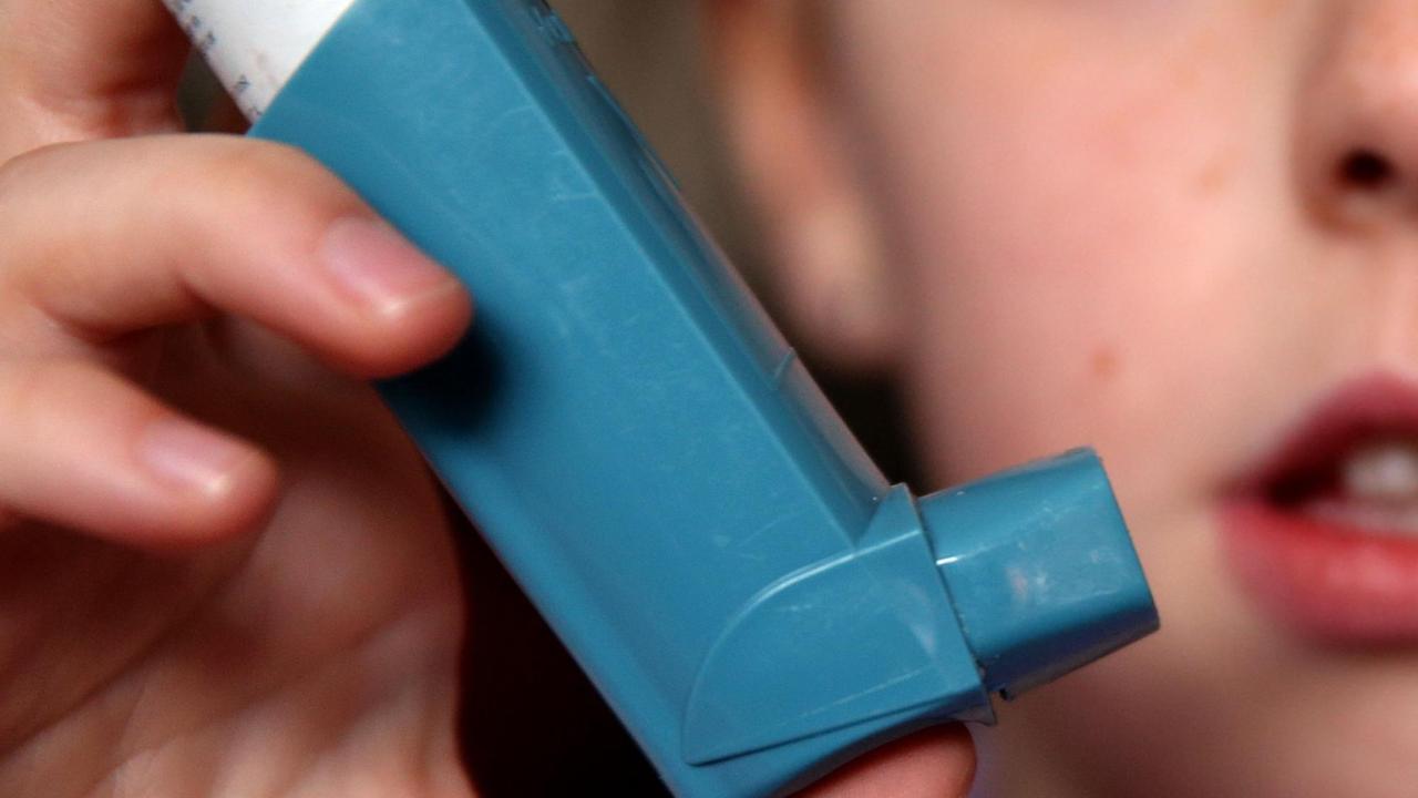Eine Frau mit Asthmaspray Eine Frau mit Asthmaspray