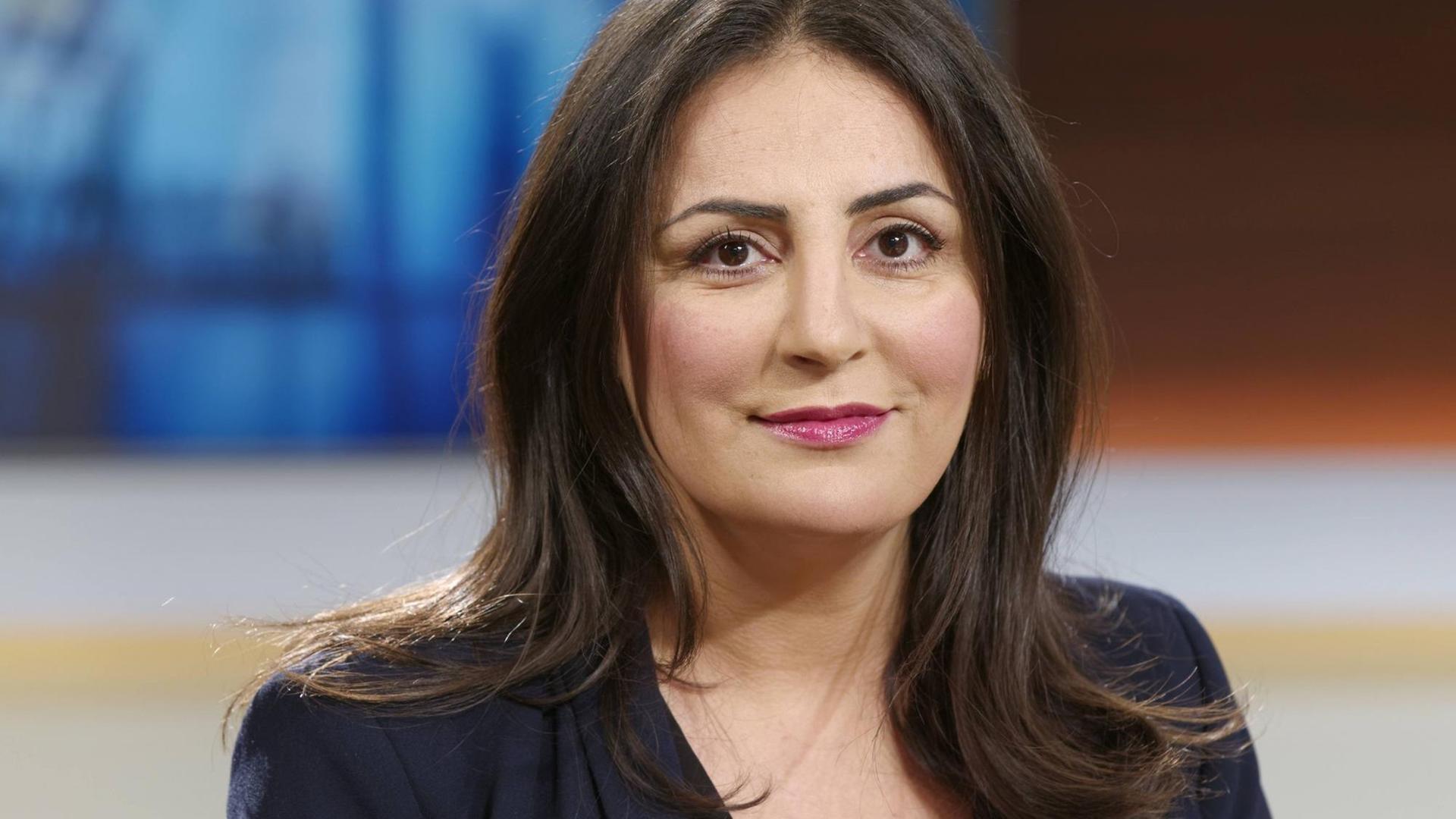 Düzen Tekkal, Journalistin und Dokumentarfilmerin, zu Gast bei Anne Will im Ersten Deutschen Fernsehen 2017. Düzen Tekkal, Journalistin und Dokumentarfilmerin, zu Gast bei Anne Will im Ersten Deutschen Fernsehen 2017.