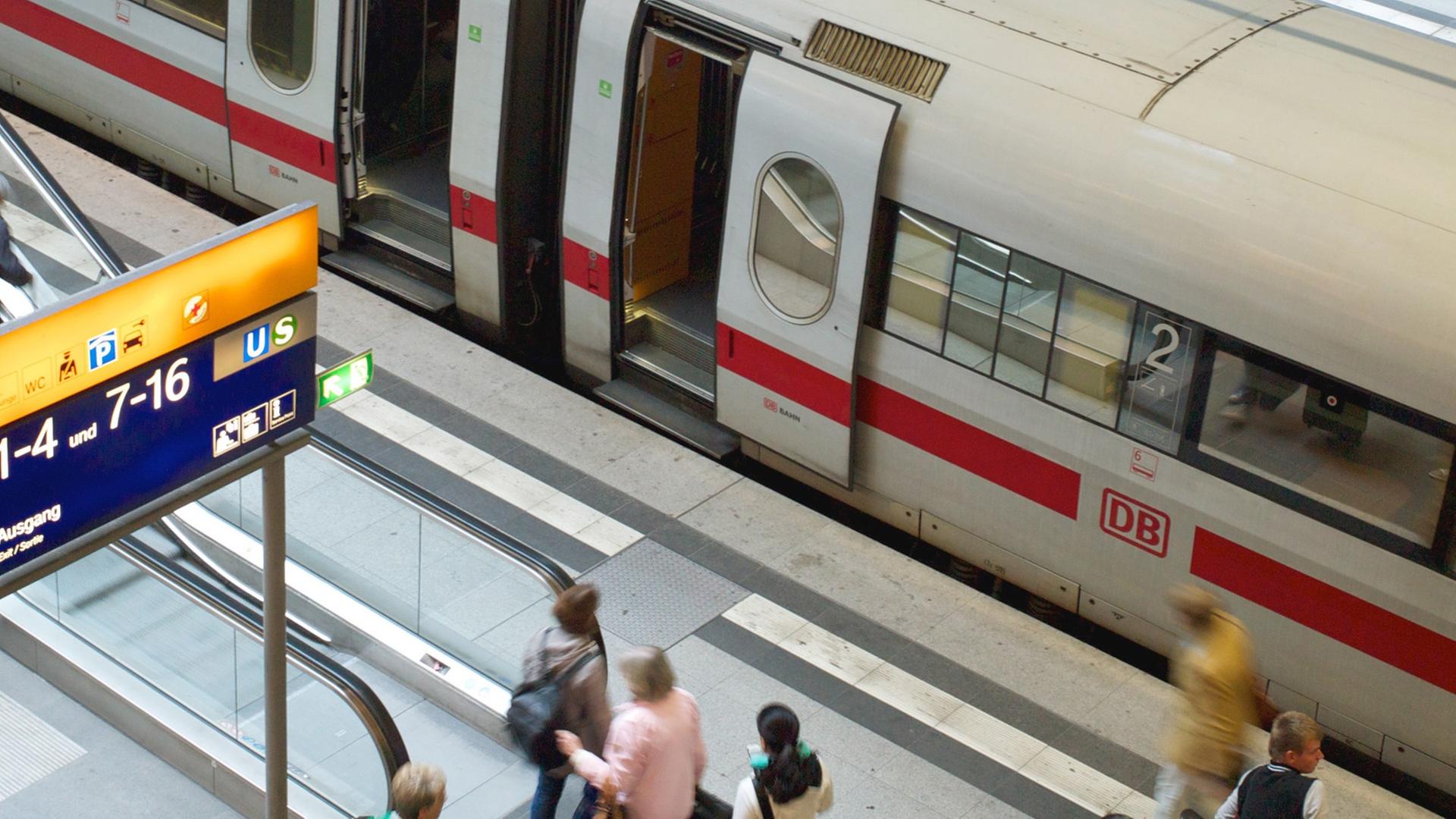 Teil des Berliner Hauptbahnhofs (tief), aufgenommen am 12.09.2013. Der Bahnhof beherbergt fünf Verteilerebenen, der Höhenunterschied zwischen der obersten und untersten Ebene liegt bei 25 Metern. Foto: Peter Endig Teil des Berliner Hauptbahnhofs (tief), aufgenommen am 12.09.2013. Der Bahnhof beherbergt fünf Verteilerebenen, der Höhenunterschied zwischen der obersten und untersten Ebene liegt bei 25 Metern. Foto: Peter Endig