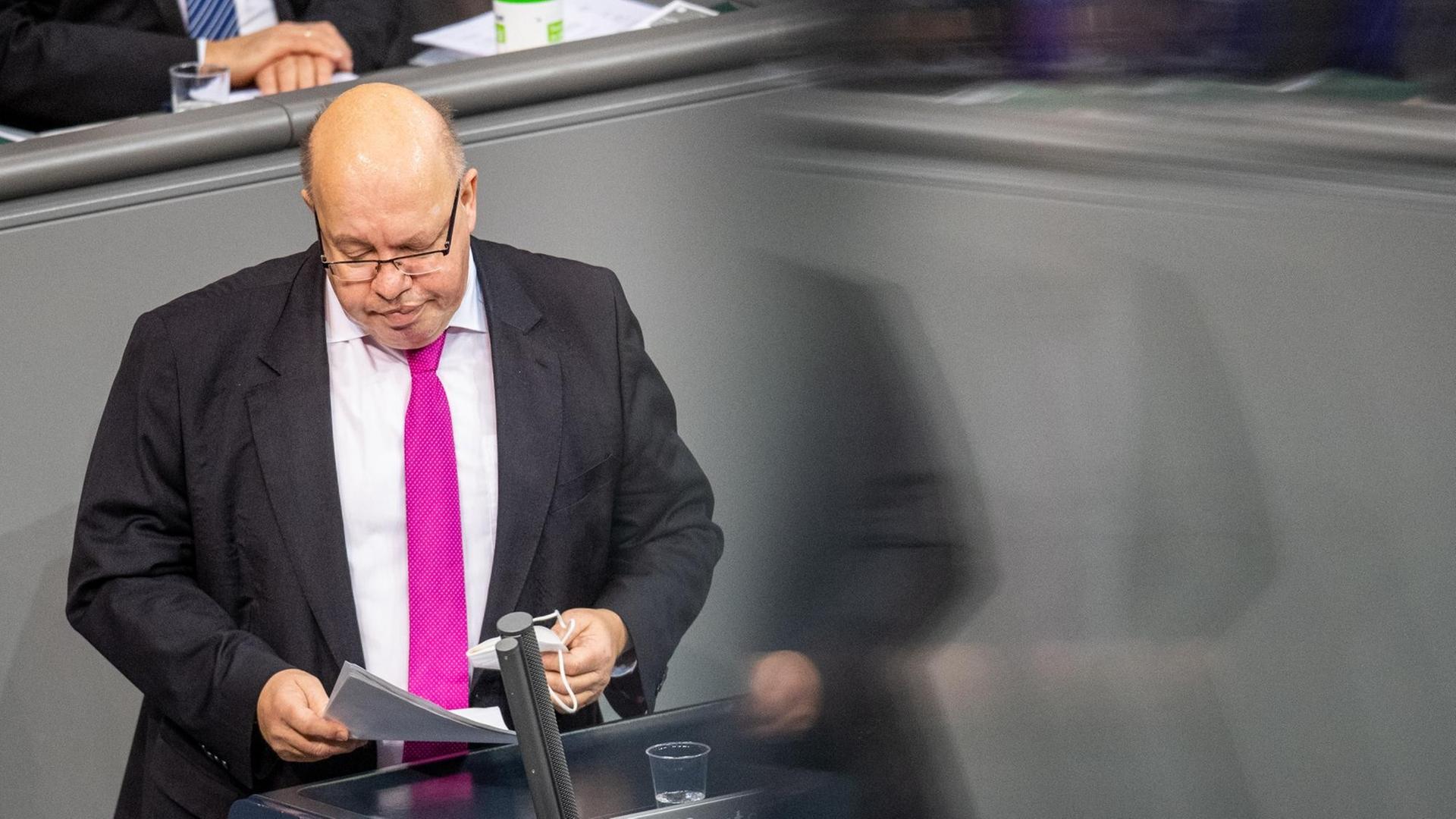 Wirtschaftsminister Peter Altmaier (CDU) am Rednerpult im Deutschen Bundestag Wirtschaftsminister Peter Altmaier (CDU) am Rednerpult im Deutschen Bundestag