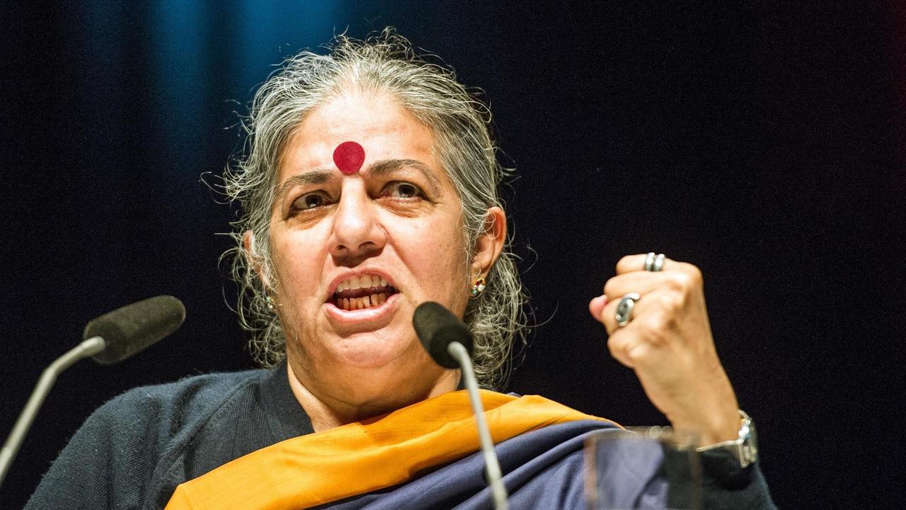 Die indische Globalisierungskritikerin und Trägerin des Alternativen Nobelpreises, Vandana Shiva, in Hamburg beim Gipfel für globale Solidarität. Die indische Globalisierungskritikerin und Trägerin des Alternativen Nobelpreises, Vandana Shiva, in Hamburg beim Gipfel für globale Solidarität.