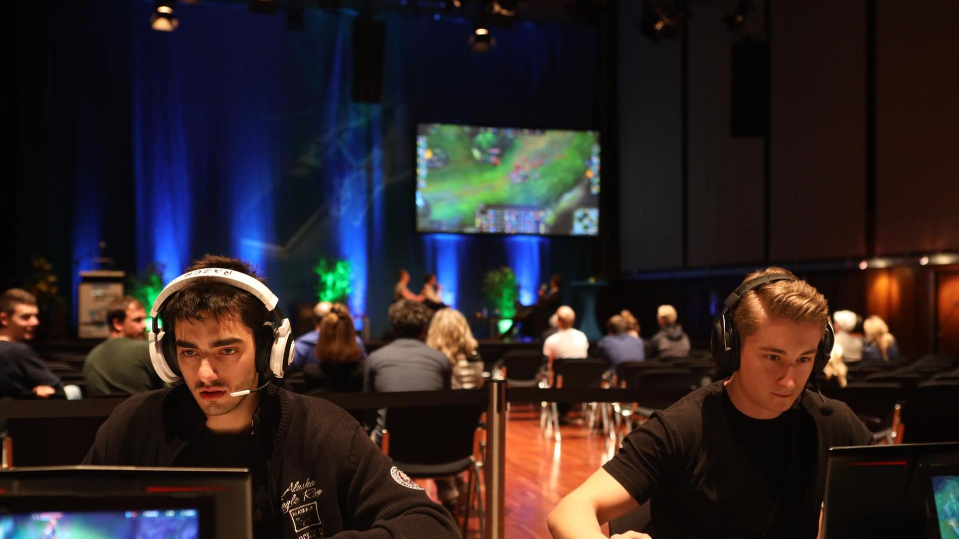 Spieler des E-Sport-Teams der RWTH Aachen während eines Show-Wettkampfs auf der Dlf-Sportkonferenz. Spieler des E-Sport-Teams der RWTH Aachen während eines Show-Wettkampfs auf der Dlf-Sportkonferenz.