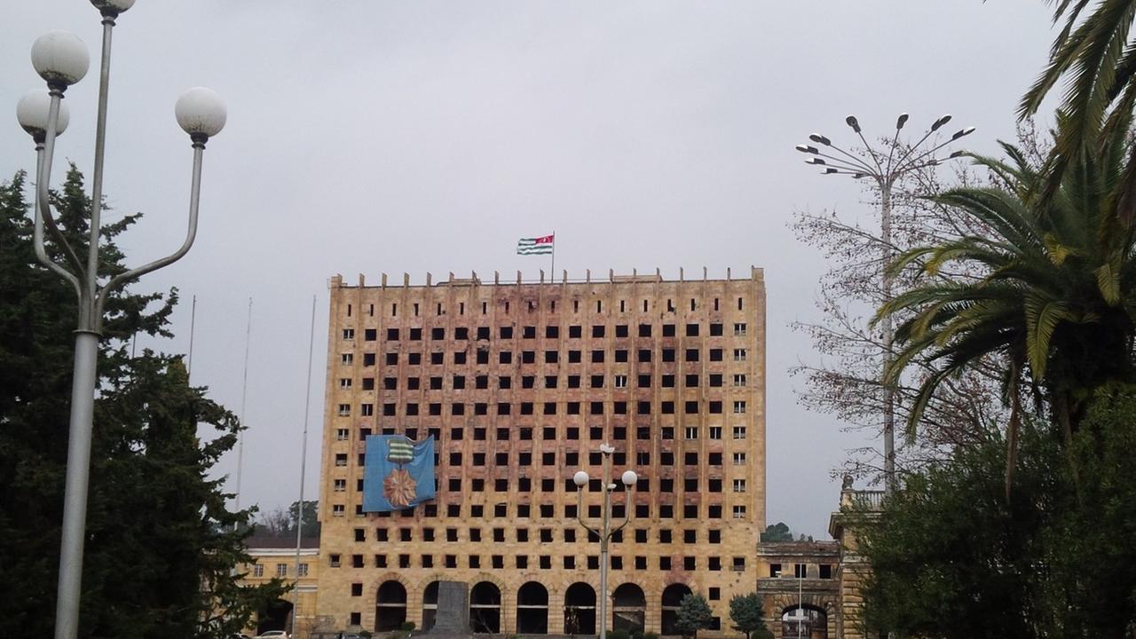 Das Parlament Abchasiens im Zentrum der Hauptstadt Suchumi ist immer noch vom Krieg gezeichnet.