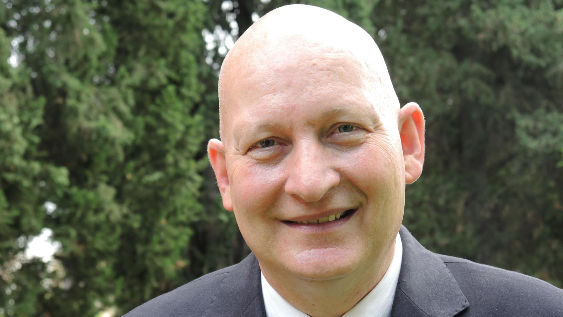 Der Schweizer Daniel Pittet, der als Kind vier Jahre lang von einem Priester vergewaltigt wurde und darüber ein Buch geschrieben hat. Das Vorwort schrieb Papst Franziskus. Der Schweizer Daniel Pittet, der als Kind vier Jahre lang von einem Priester vergewaltigt wurde und darüber ein Buch geschrieben hat. Das Vorwort schrieb Papst Franziskus.