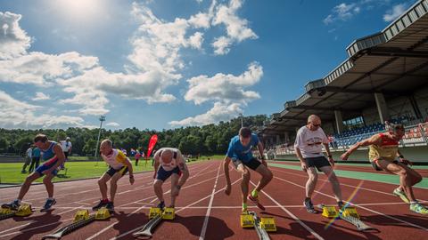 Teilnehmer der 6. Weltmeisterschaft im Rückwärtslaufen starten am 15.07.2016 auf dem Sportplatz "Am Hallo" in Essen zu einem Vorlauf über 100 Meter.
