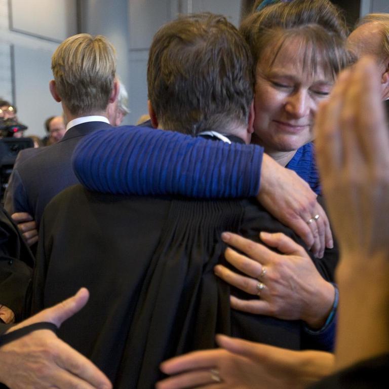 Urgenda director Marjan Minnesma, center right, hugs members of her legal team after the court turned down an appeal of the Dutch government against a 2015 landmark ruling ordering the government to cut the country's greenhouse gas emissions by at least 25 percent by 2020 in a climate case that activists hope will set a worldwide precedent, in The Hague, Netherlands, Tuesday, Oct. 9, 2018. The case was brought to court by Urgenda, a sustainability organization on behalf of some 900 citizens, claiming that the the government has a duty of care to protect its citizens against looming dangers.(AP Photo/Peter Dejong) |