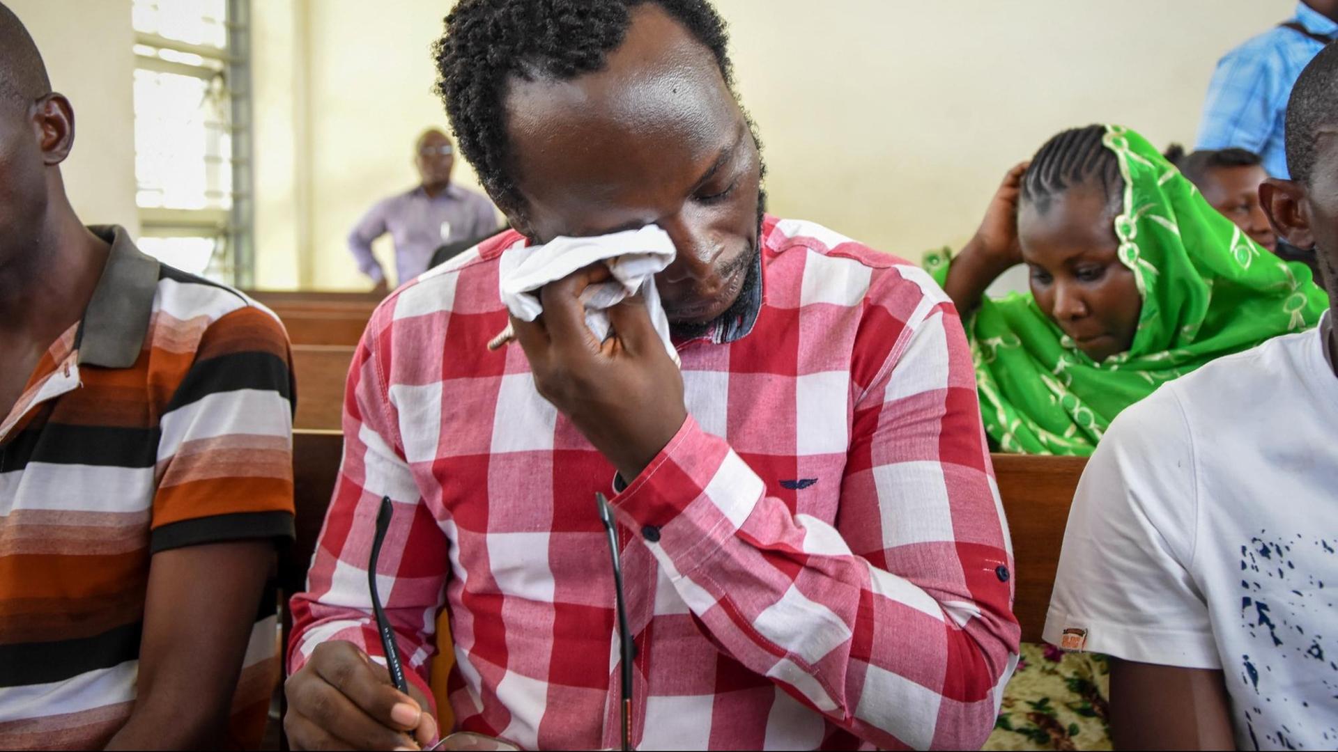 Dem Journalisten Erick Kabendera wird Steuerhinterziehung vorgeworfen, er sitzt deshalb seit zwei Jahren in Haft, obwohl keine Beweise vorliegen. Auch an der Beerdigung seiner Mutter darf er nicht teilnehmen, er weint deshalb. Dem Journalisten Erick Kabendera wird Steuerhinterziehung vorgeworfen, er sitzt deshalb seit zwei Jahren in Haft, obwohl keine Beweise vorliegen. Auch an der Beerdigung seiner Mutter darf er nicht teilnehmen, er weint deshalb.