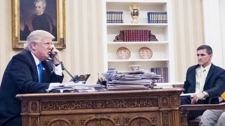 US-Präsident Donald Trump mit dem Nationalen Sicherheitsberater Michael Flynn and Chefberater Steve Bannon im Oval Office im Weißen Haus, Washington. Trump telefoniert mit dem australischen Premier Malcolm Turnbull am 28.1.2017. US-Präsident Donald Trump mit dem Nationalen Sicherheitsberater Michael Flynn and Chefberater Steve Bannon im Oval Office im Weißen Haus, Washington. Trump telefoniert mit dem australischen Premier Malcolm Turnbull am 28.1.2017.
