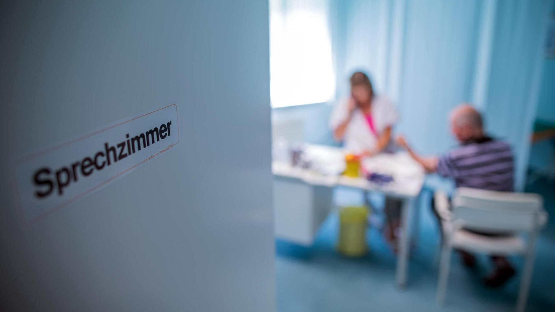 25.06.2019, Mecklenburg-Vorpommern, Hohen Wangelin: Krankenpflegerin Veronica Timm nimmt in einem Sprechzimmer in der Praxis des 74 Jahre alten Landarzt Lothar Kruse bei Patient Günter Ludwig Blutproben ab. Seit 40 Jahren betreut der Allgemeinmediziner in seiner Praxis in Hohen Wangelin Patienten aus der Region. Ende 2019 will Kruse seine Praxis abgeben, suchte aber bisher ohne Erfolg einen Nachfolger. Foto: Jens Büttner/dpa-Zentralbild/ZB | Verwendung weltweit 25.06.2019, Mecklenburg-Vorpommern, Hohen Wangelin: Krankenpflegerin Veronica Timm nimmt in einem Sprechzimmer in der Praxis des 74 Jahre alten Landarzt Lothar Kruse bei Patient Günter Ludwig Blutproben ab. Seit 40 Jahren betreut der Allgemeinmediziner in seiner Praxis in Hohen Wangelin Patienten aus der Region. Ende 2019 will Kruse seine Praxis abgeben, suchte aber bisher ohne Erfolg einen Nachfolger. Foto: Jens Büttner/dpa-Zentralbild/ZB | Verwendung weltweit