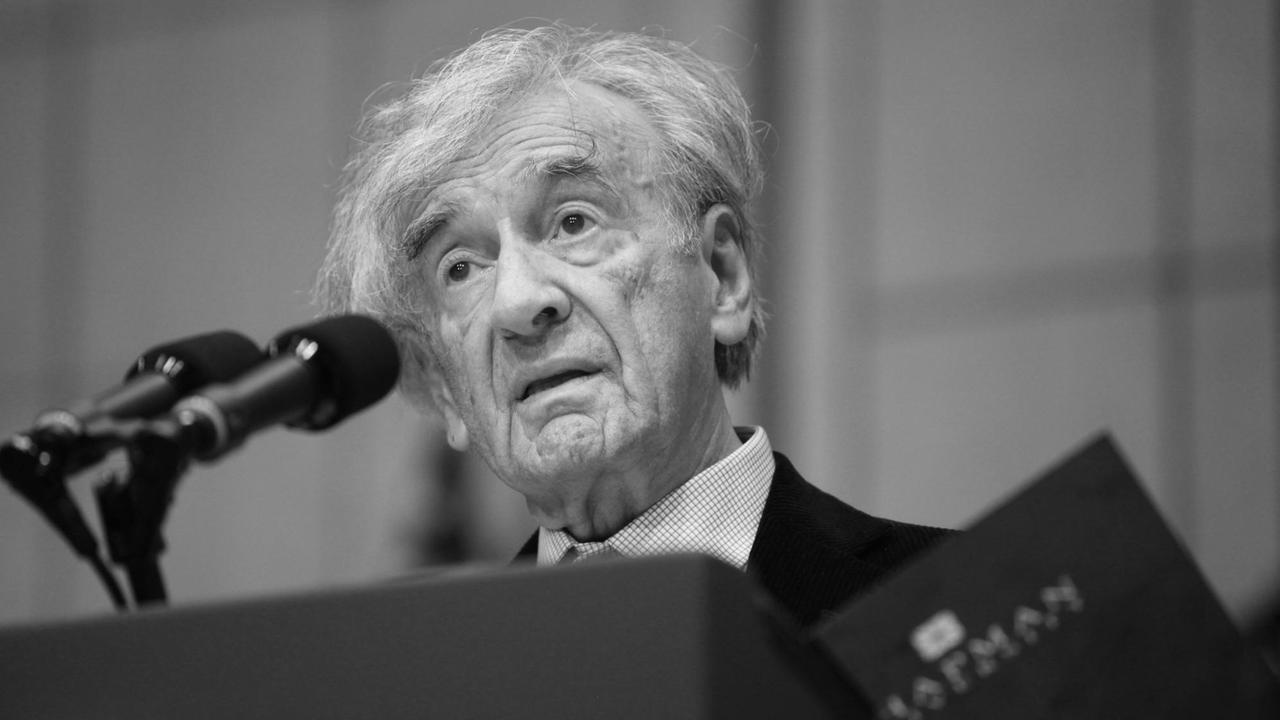 Elie Wiesel bei einer Rede im Holocaust Museum in Washington 2012 Elie Wiesel bei einer Rede im Holocaust Museum in Washington 2012