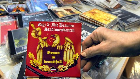 Eine Hand hält am 04.03.2009 im Polizeipräsidium in Stuttgart eine CD mit rechtsextremem Material in der Hand, die mit anderen Tonträgern bei Durchsuchungen sichergestellt wurde