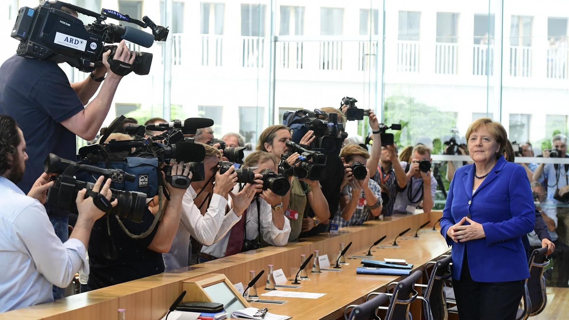 Bundeskanzlerin Angela Merkel vor Journalisten und Kameraleuten in Berlin Bundeskanzlerin Angela Merkel vor Journalisten und Kameraleuten in Berlin