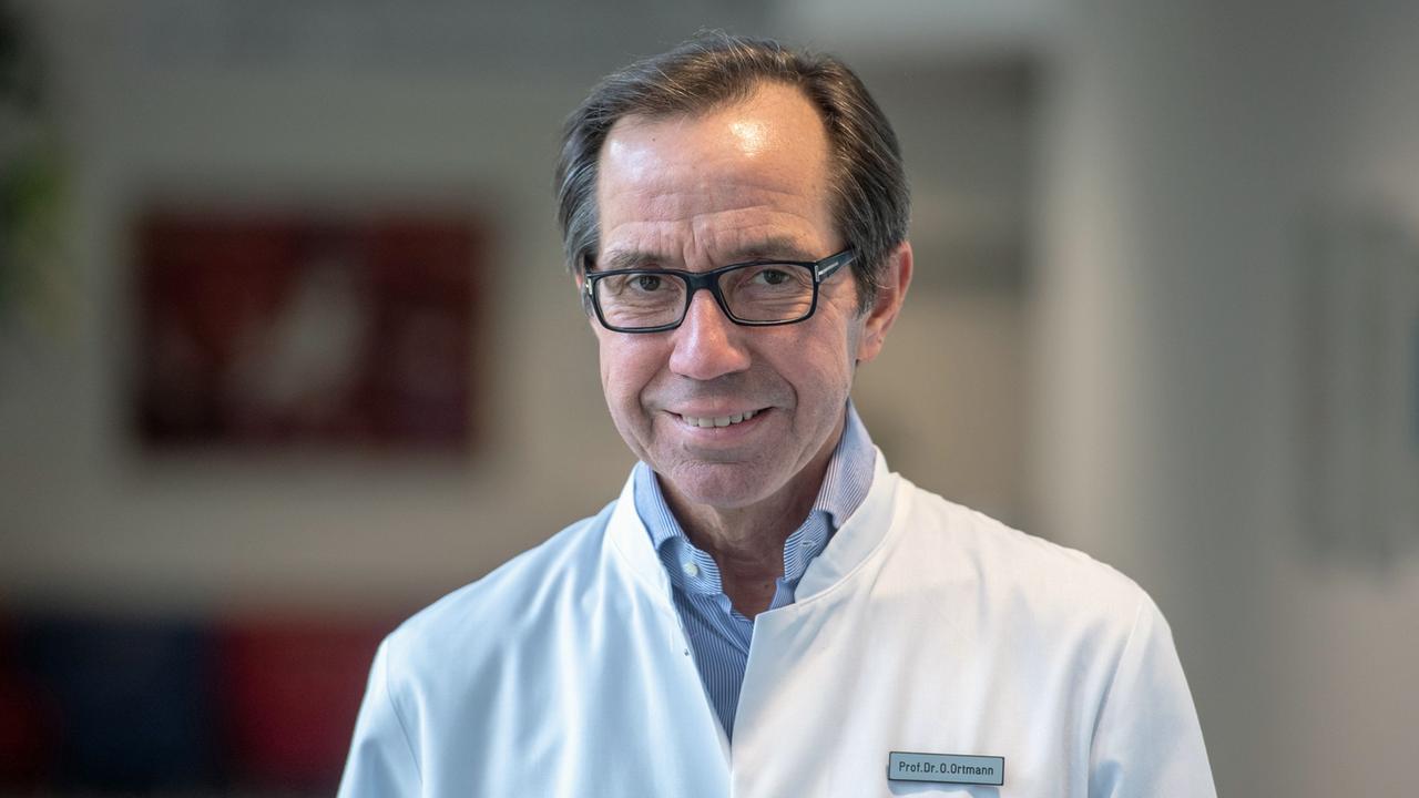 Olaf Ortmann posiert auf einem Flur für ein Foto Olaf Ortmann posiert auf einem Flur für ein Foto